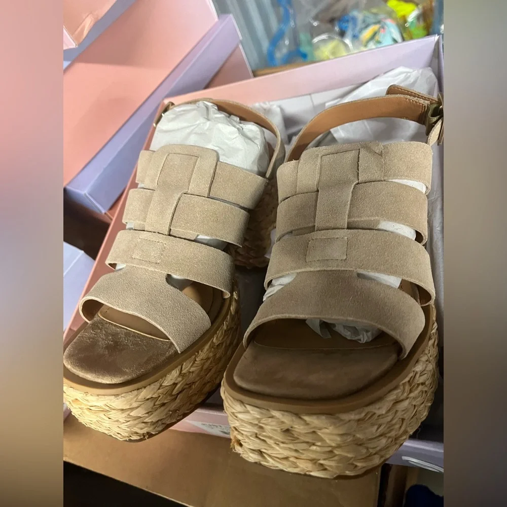 NWT Lisa Vicky Just Strappy Platform Sandal in Tan Split Suede - Size 7.5